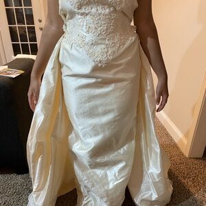 Vintage. Never worn. Wedding Dress and detachable train.